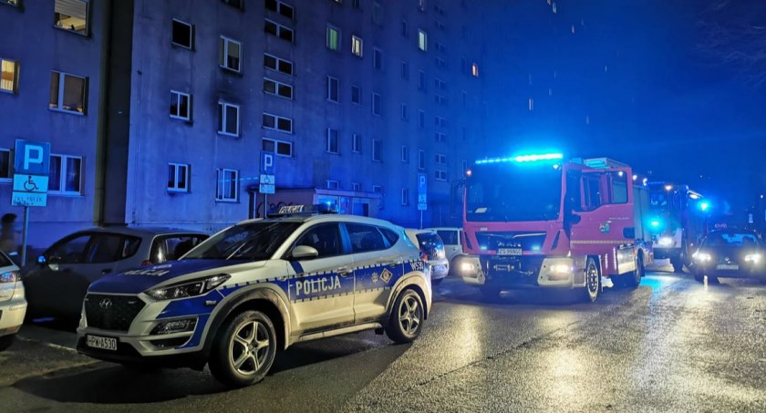 Straż i policja w akcji. Lokatorzy czuli gaz