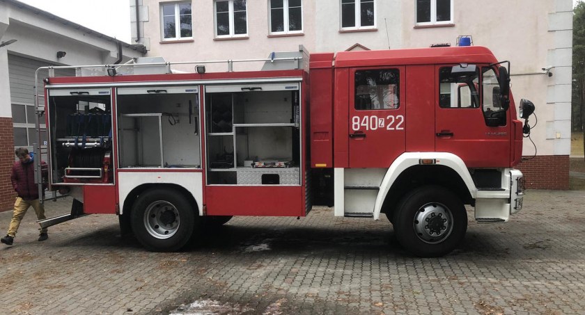 Zamiana wozów pożarniczych. OSP Karcino z nowym samochodem