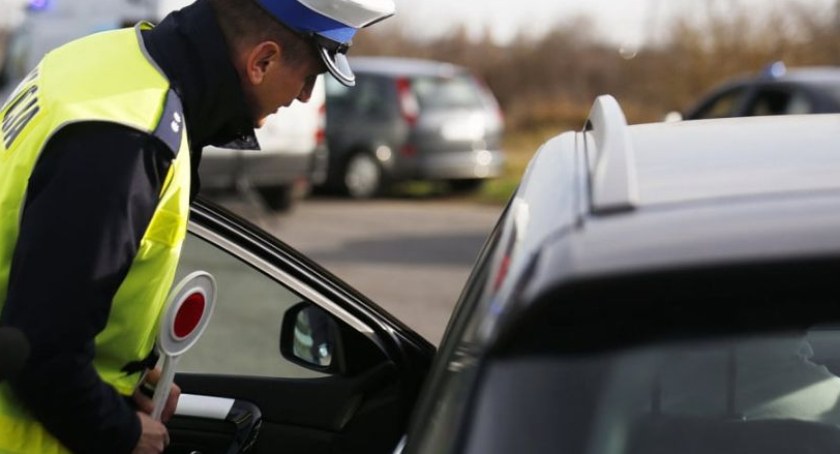 Wsiadł za kierownicę mimo zakazu prowadzenia pojazdów. Jechał właśnie...na policję