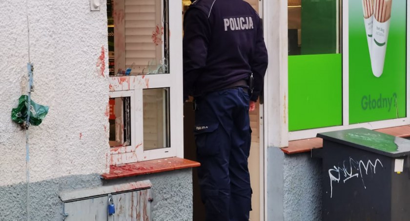 Wybita szyba i krew wokół. Nocne włamanie przy Kamiennej (foto)