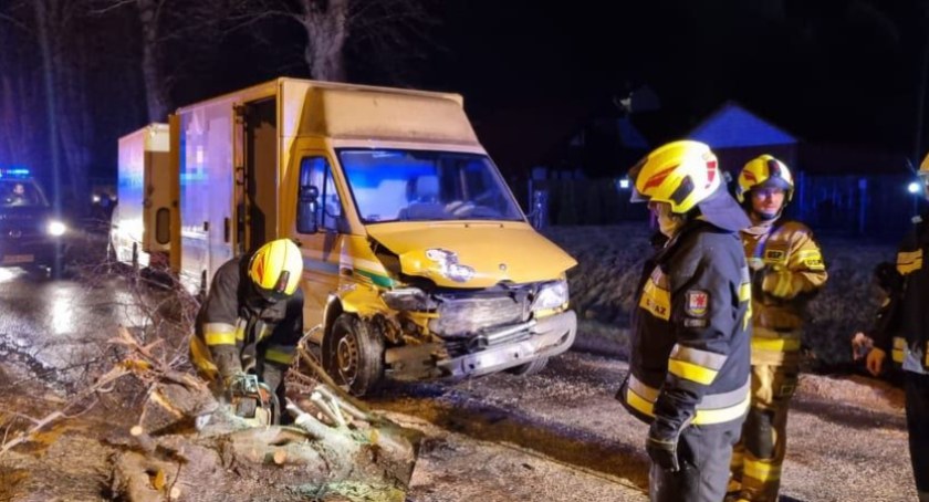 Wichura – trwają interwencje strażaków. Ten kierowca może mówić o wielkim szczęściu