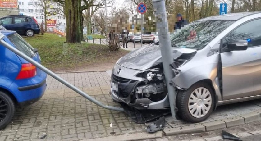 Chciał ustąpić pierwszeństwa karetce, wjechał w latarnię
