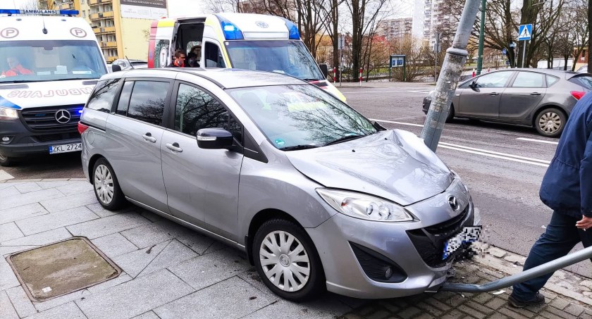 Karetka chciała zatrzymać pijanego kierowcę. Skończył jazdę na latarni