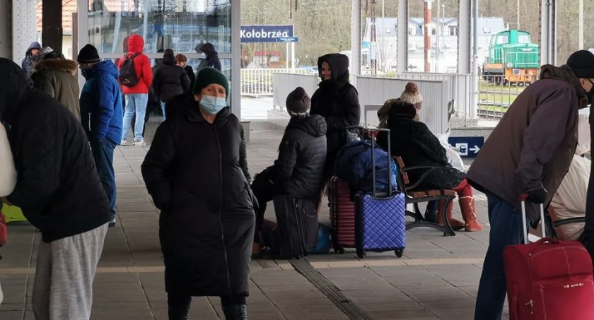 Ruch pociągów sparaliżowany, duże opóźnienia. PKP rekomenduje rezygnację z podróży 