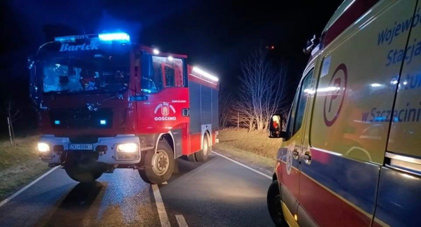 Volkswagen wypadł z drogi i wylądował w rowie