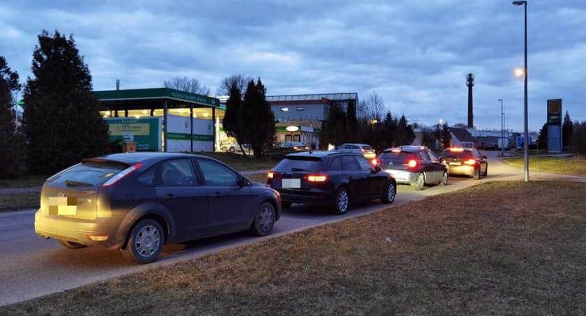 Kolejki na stacjach benzynowych w Kołobrzegu. Ceny paliw poszły w górę w ciągu kilku godzin (zdjęcia)