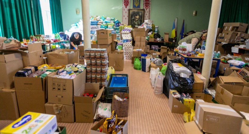 Specjalna pula środków dla NGO. 300 tys. zł dla organizacji pozarządowych niosących pomoc uchodźcom wojennym