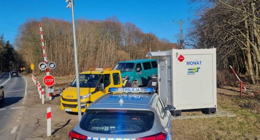 Kierowca wjechał w latarnię i skrzynkę elektryczną. Uszkodzone rogatki na krajowej 11