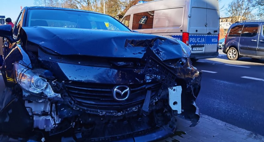 Kolizja przy WKU. BMW wymusiło pierwszeństwo