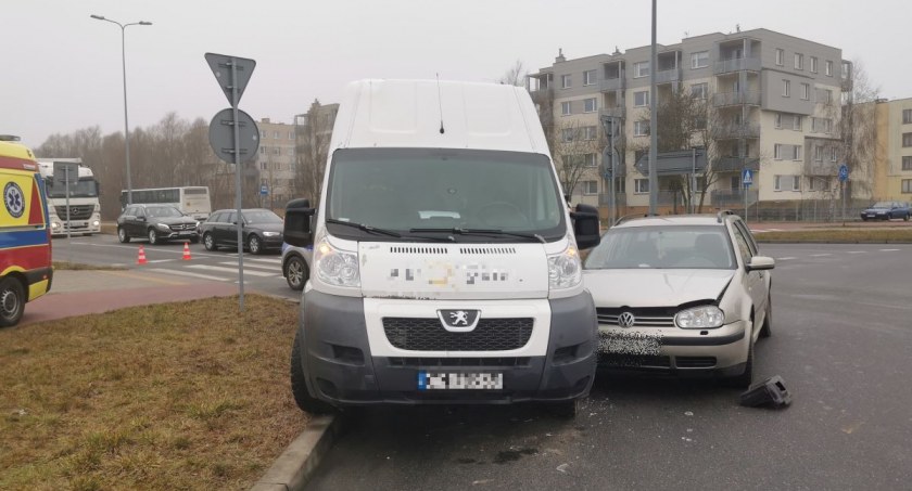 Zderzenie przy Europejskiej. Jedna osoba zabrana do szpitala