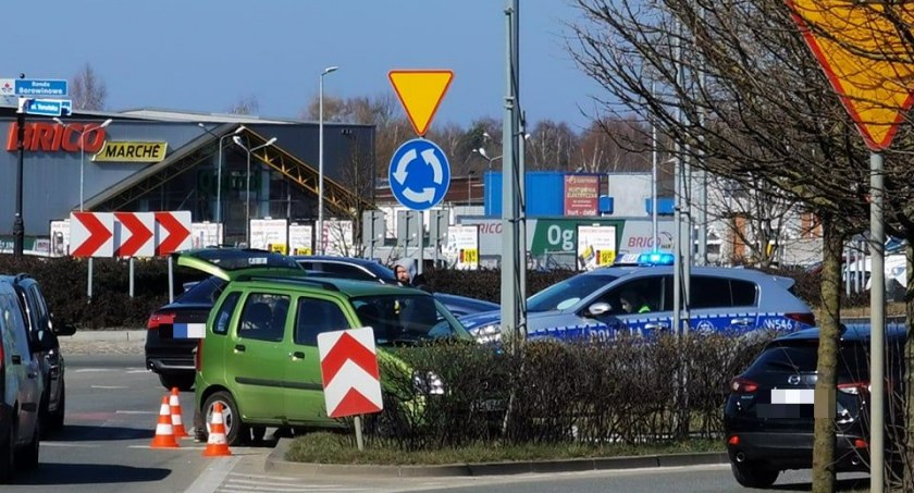 Kolizja na Rondzie Borowinowym. Jeden z pojazdów uszkodził znak drogowy 