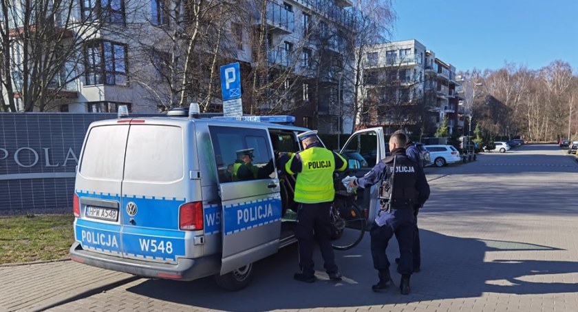 Wyjeżdżał z osiedla, potrącił 77-letniego rowerzystę