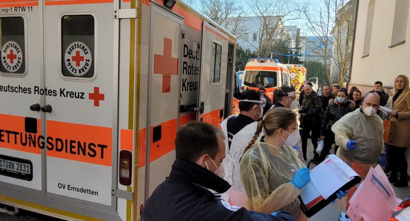 21 karetek, dziesiątki wolontariuszy. Ruszył transport niepełnosprawnych uchodźców