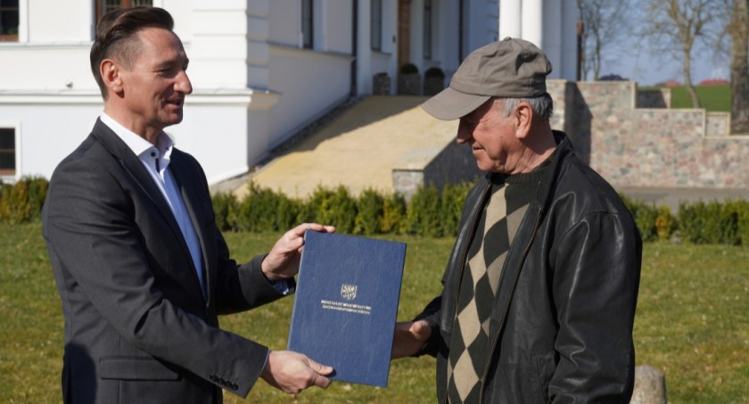 Cenne zabytki przekazał do muzeum. Został nagrodzony