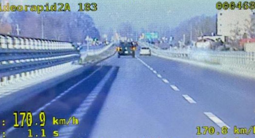 Jechał przez miasto 170 km/h. Dostał 2500 zł mandatu i stracił prawo jazdy