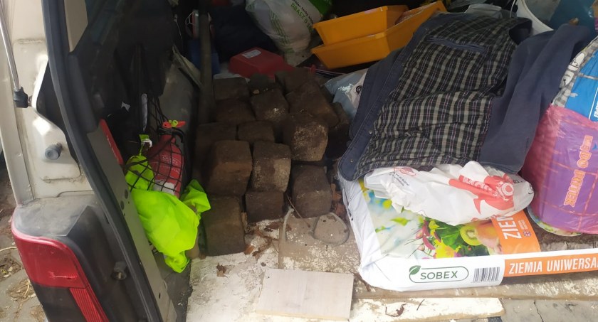 Kradł kostkę z parku. Chciał wybrukować sobie nawierzchnię przed garażem