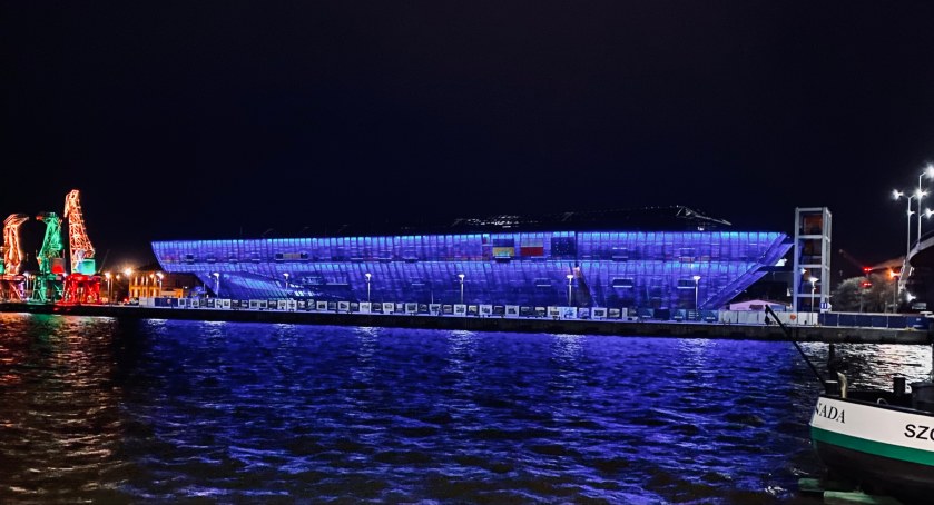 Specjalny pokaz iluminacji na budynku MCN