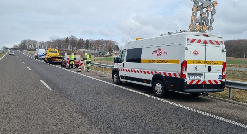 Ktoś porzucił samochód na drodze ekspresowej. Interweniowała policja