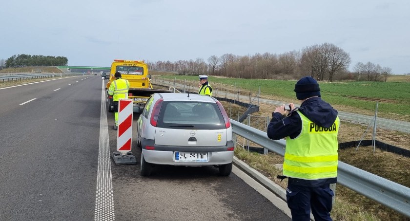 Samochód pozostawiony na S6.