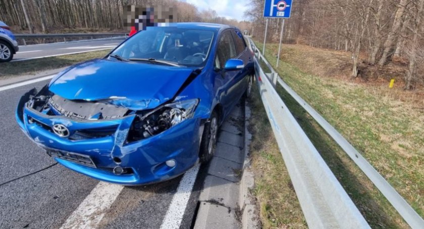 Silny wiatr zepchnął auto z drogi