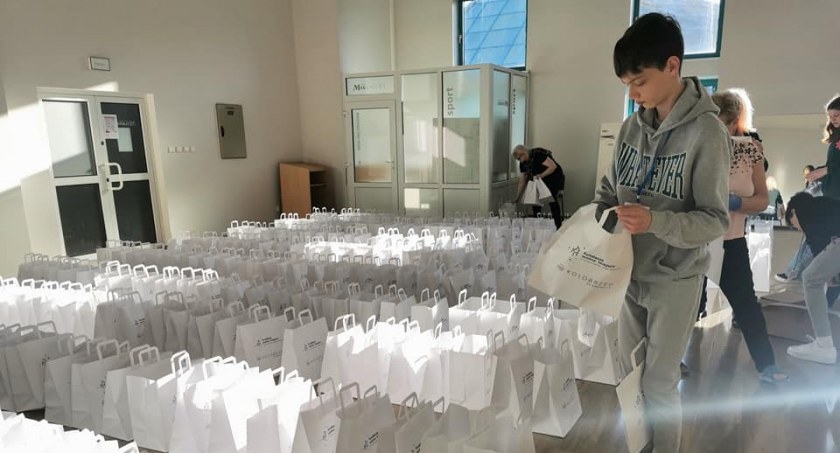 Rozwieźli ponad 320 wielkanocnych paczek. Fundacja Wolne Miejsca wsparła najbardziej potrzebujących (foto)