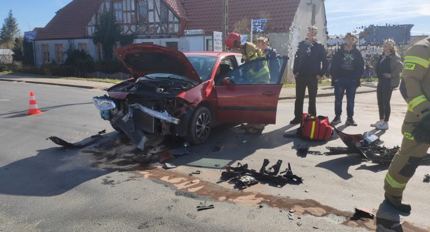 Zderzenie na skrzyżowaniu. Piesi potrąceni na pasach (foto)