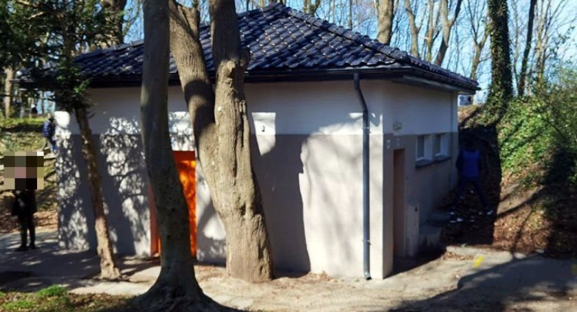 Tłumy nad morzem, a trzeba było chodzić „w krzaki”. Czytelnicy piszą w sprawie zamkniętych toalet