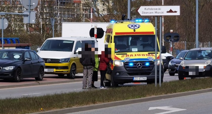 VW wjechał w tył nissana. Jedna osoba zabrana do szpitala (foto)