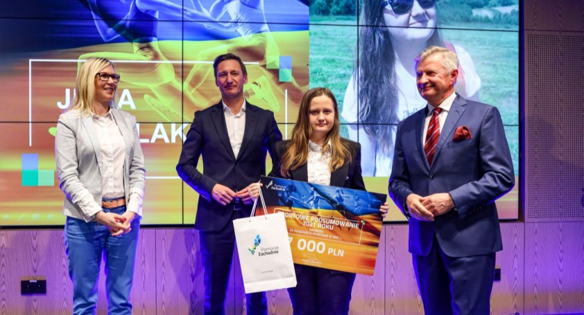 Marszałek wręczył nagrody za osiągnięcia w 2021 roku. Wśród wyróżnionych Julia Antolak 