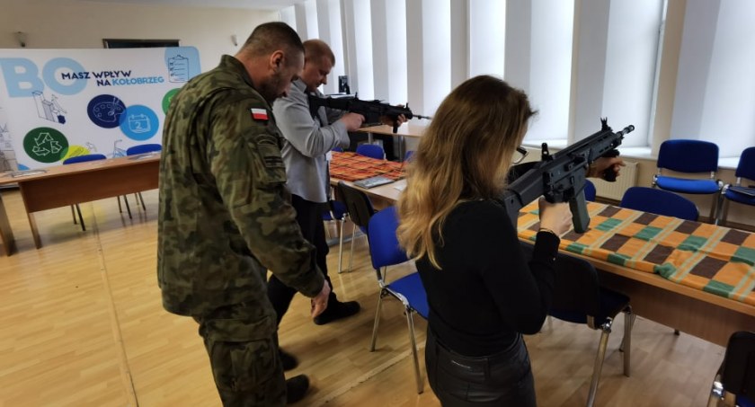 Broń w rękach urzędników? Nietypowe szkolenie w kołobrzeskim magistracie
