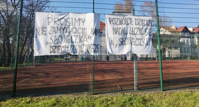 Protest w Szpitalu Uzdrowiskowym „Słoneczko”. Banery na ogrodzeniu obiektu (aktualizacja)