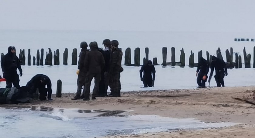 Groźne znalezisko na plaży – ponad 200 bomb kasetowych ukrytych w zasobnikach. Trwają działania saperów