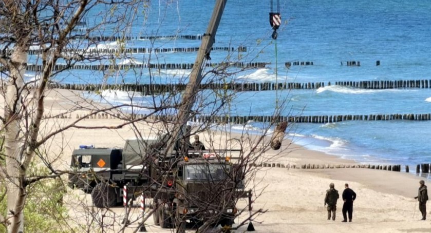Ciężki sprzęt na plaży w Podczelu. Wydobyto prawie półtonowy ładunek wybuchowy (foto, video)