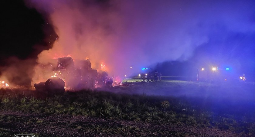 Płonęły baloty słomy w Gorawinie. Akcja dogaszania potrwa jeszcze kilka godzin