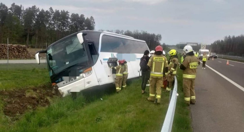 Autobus wyłądował w rowie. Spore Utrudnienia na S6