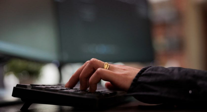 Jakie zasady bezpieczeństwa w sieci trzeba stosować przy zaciąganiu pożyczek przez Internet?
