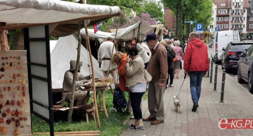 Targ Solny. 40 średniowiecznych rekonstruktorów odwiedzi Kołobrzeg