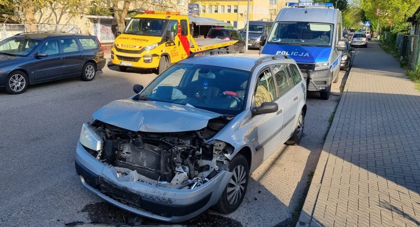 Zaparkował samochód... na innym aucie. Zostawił do siebie numer telefonu