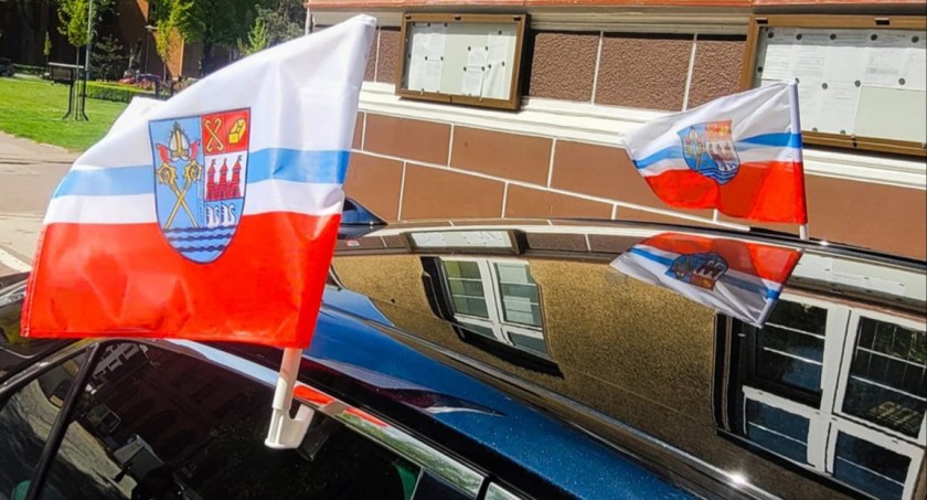 Kołobrzeski magistrat rozda 2000 flag z herbem miasta. Sprawdź, gdzie je odebrać 