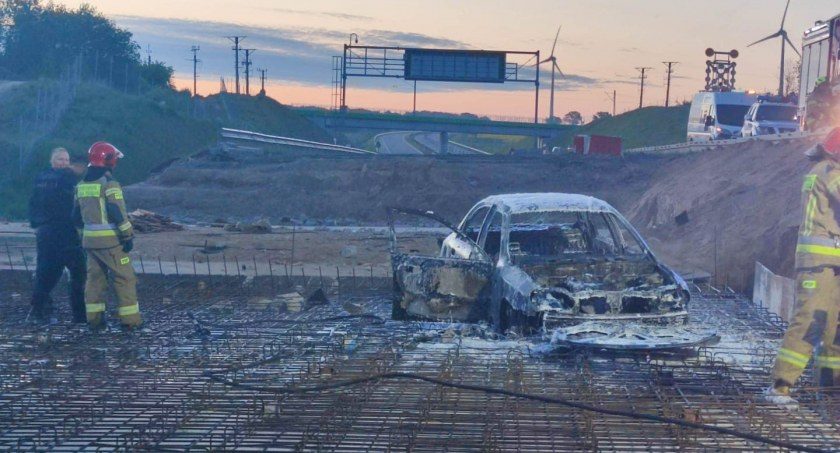 Wjechał na budowę S6. Samochód spłonął (foto)