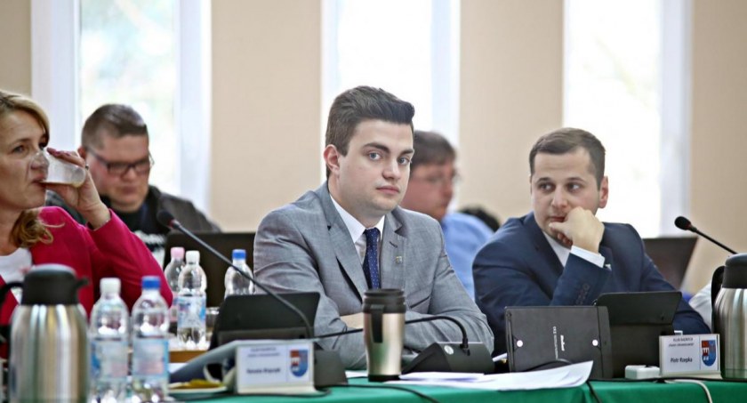 Czy się stoi, czy się leży... Czyli za co radni dostają swoje (podwyższone) diety?