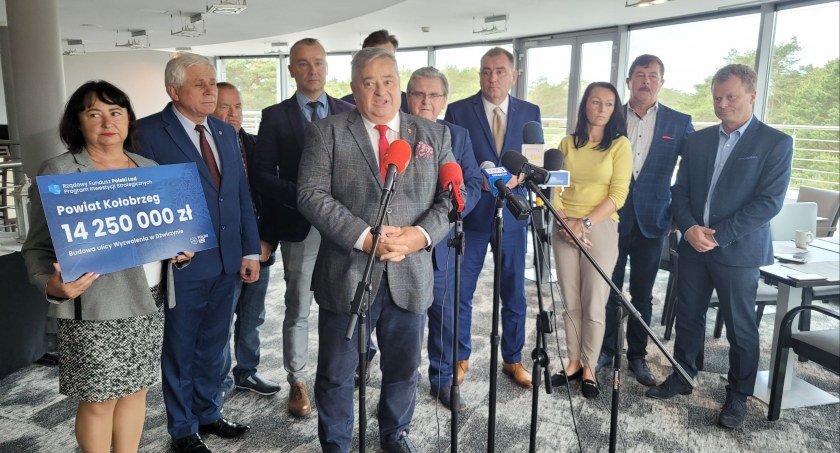 Remont ul. Wyzwolenia w Dźwirzynie. Jest rządowe dofinansowanie (video)