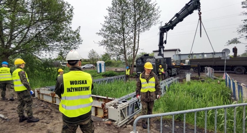 Żołnierze stawiają most tymczasowy na Kanale Drzewnym. Zobacz zdjęcia