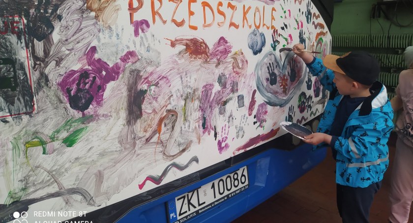 Dzieci pomalowały autobus Komunikacji Miejskiej
