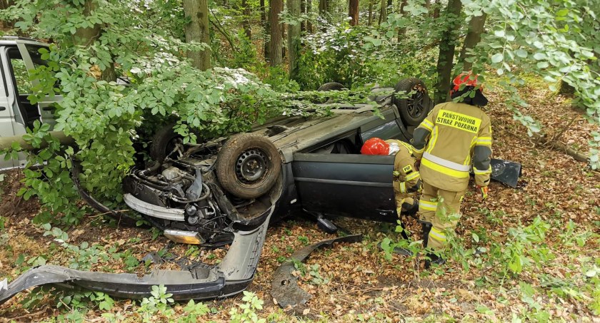 Zderzenie dwóch samochodów. VW dachował 