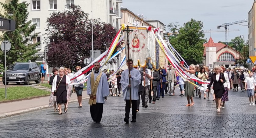 Tłumy kołobrzeżan uczestniczyło w czwartkowej procesji (foto)