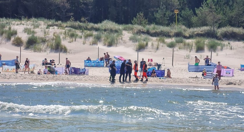 Kitesurfer miał problemy na morzu. Plażowicze wezwali pomoc