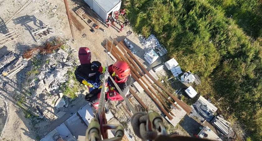 Ewakuacja poszkodowanej osoby. Ćwiczenia straży pożarnej(foto)