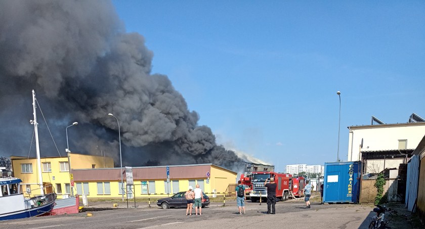 Duży pożar w porcie rybackim. Wewnątrz hali są ludzie 