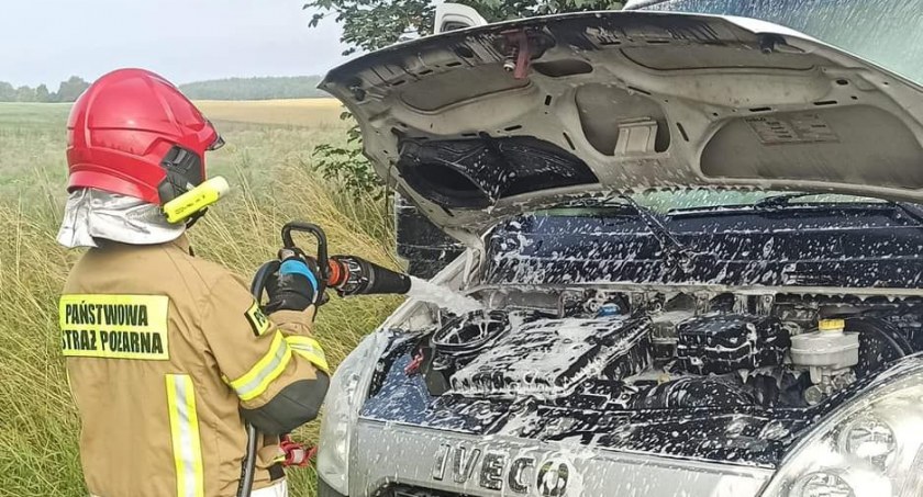 Dostawcze iveco zapaliło się pod Ząbrowem